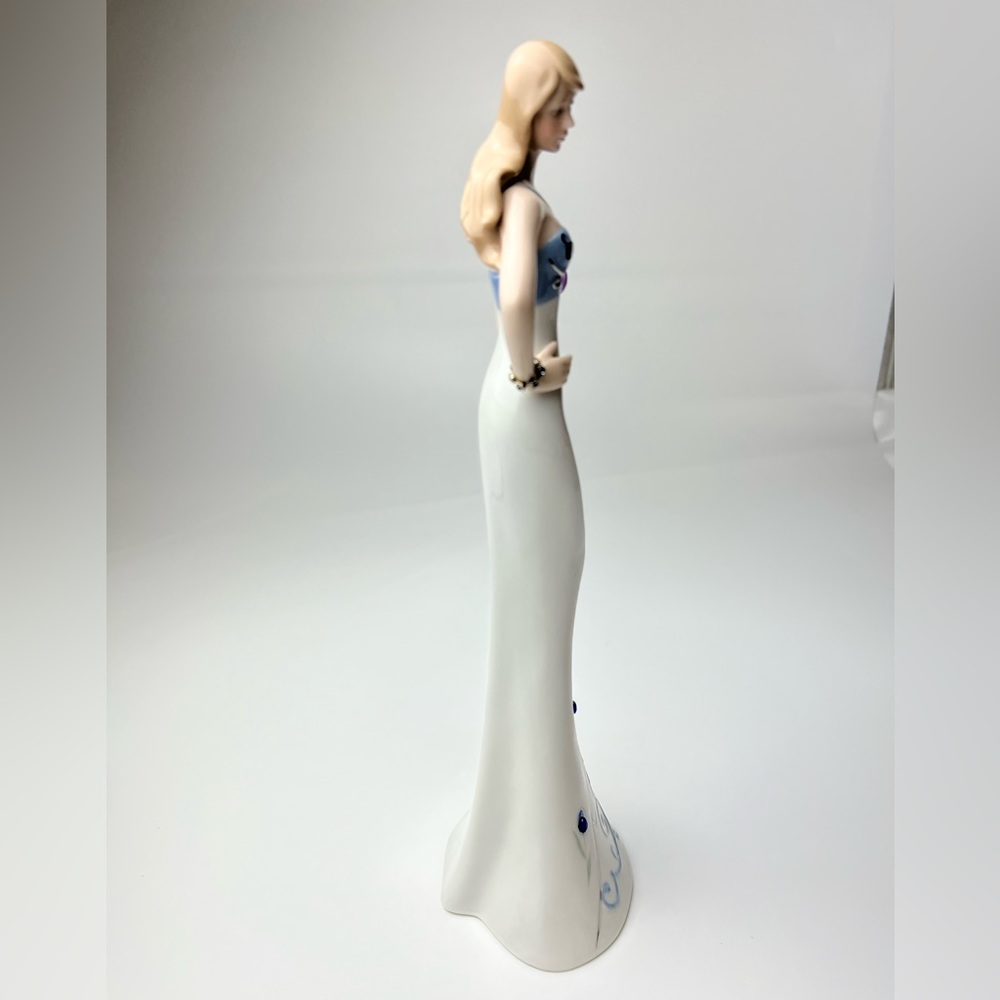 Cosmos Porcelain Elegant Doll - Picture 8 of 17